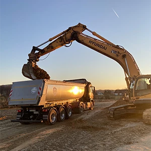 LKW wird von einem Bagger beladen